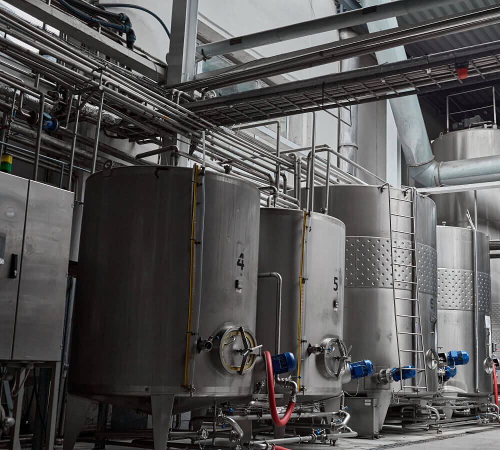 Nowoczesne stalowe zbiorniki produkcyjne w zakładzie Ecosphere